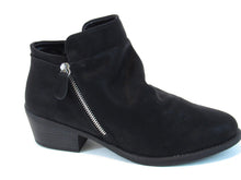Easy Street Gusto Bootie (Women's) - Black - Sz 8.5 W