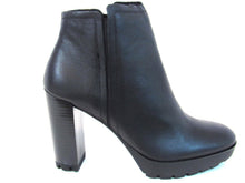 Kenneth Cole Justin Lug Sole Chelsea Ankle Boot (Women's) - Black - Sz 11 M