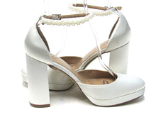 Badgley Mischka Noble Platform Pump (Women's) - Ivory - Sz 8.5 M