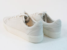 Ugg Zilo Low Top Sneaker - White Leather - Sz 7 US (Right shoe); 7.5 (Left shoe)